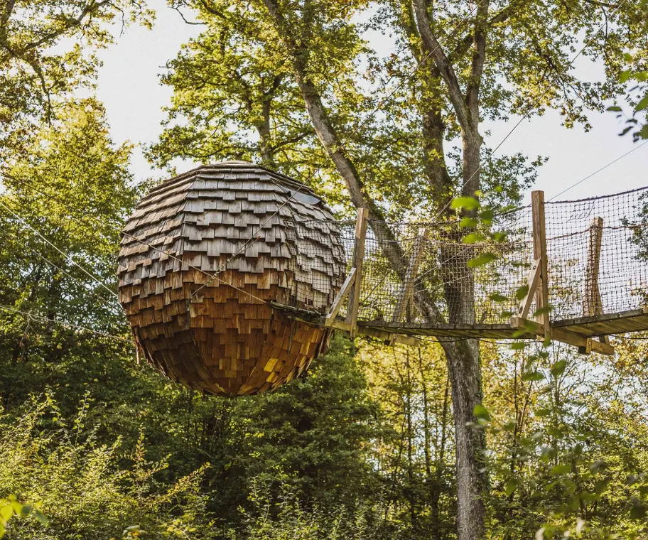Cabane Lov'nid Spa Comète, cabane dans les arbres pour un séjour en amoureux près du Jura