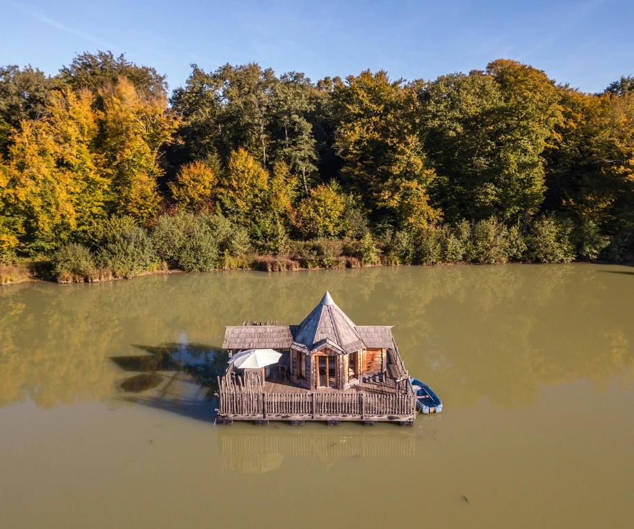 Cabane flottante sur l'eau, nuit insolite en Bourgogne-Franche-Comté près de la Suisse