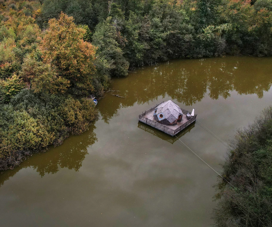 Cabane Emeraude, cocon flottant sur l'étang Verchat en Bourgogne-Franche-Comté aux Cabanes des Grands Reflets