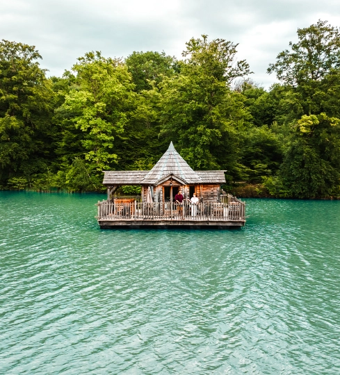 Escale Spa Hütte | Cabanes des Grands Reflets | Kabine auf dem Wasser