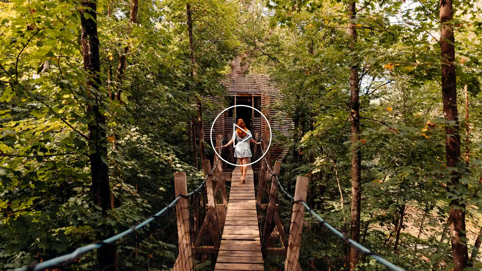 Passerelle dans les bois - Coucoo Cabanes - Cabanes des Grands Reflets
