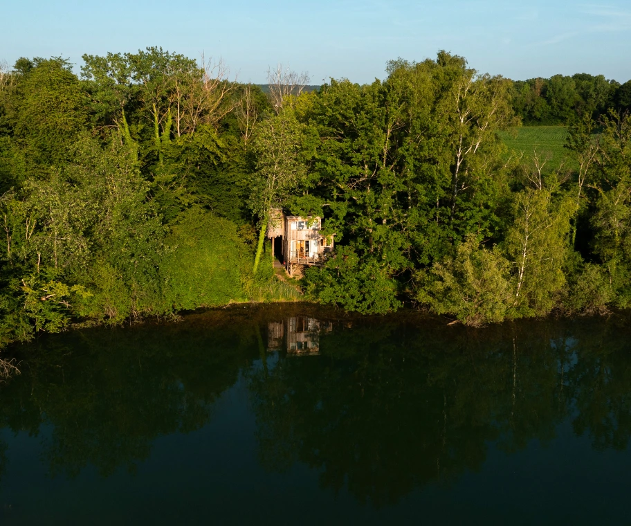 Ponton au bord d'un lac  - Coucoo Cabanes - Cabanes des Grands Reflets 