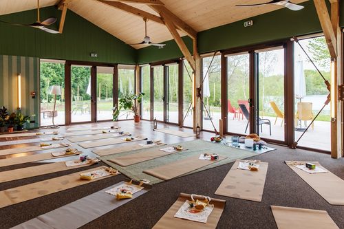Séance de yoga, bien être - Coucoo Cabanes - Cabanes de La Réserve