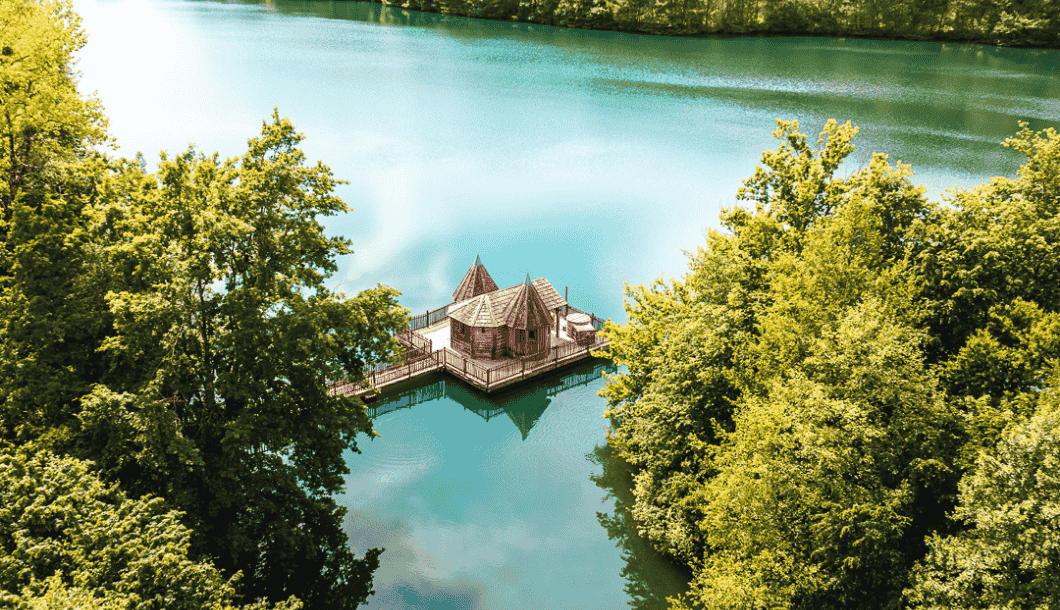Cabane en bois sur pilotis au milieu de l’eau