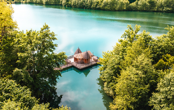 Entourée d’arbres et d’un lac calme