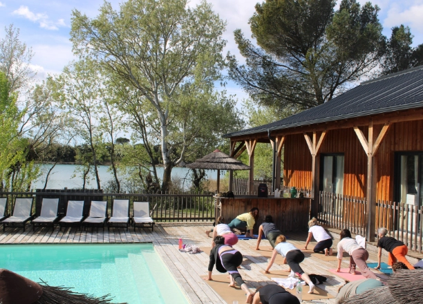 Séance de yoga en plein air pour séminaire bien-être près d'Avignon