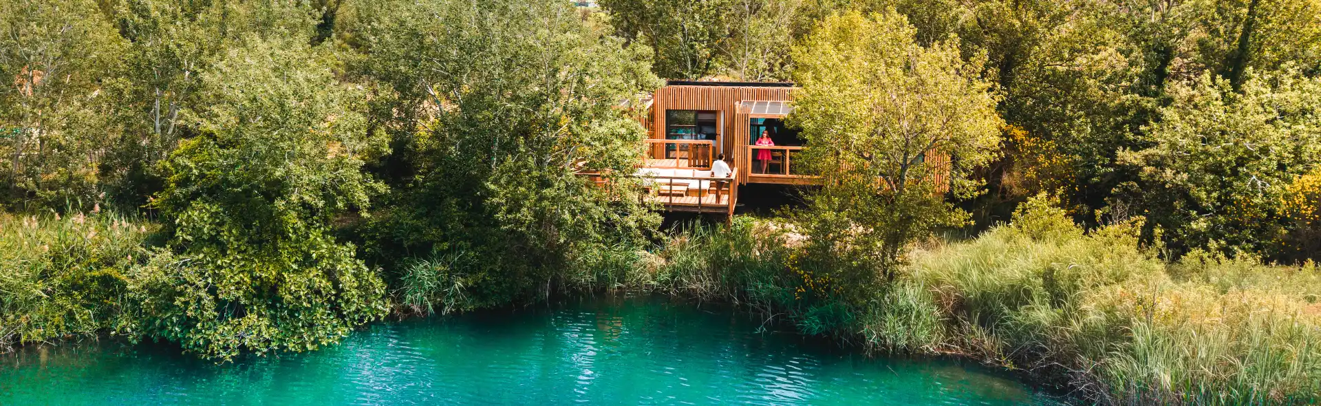 Cabane Spa Pilotis familiale Tropicale - Coucoo Cabanes des Grands Cépages 