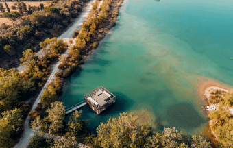Quel domaine Coucoo Cabanes choisir pour un week-end romantique et dog-friendly sous le soleil du Sud ?