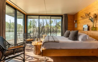 Dormir sur l'eau en Provence : l'expérience cabane flottante