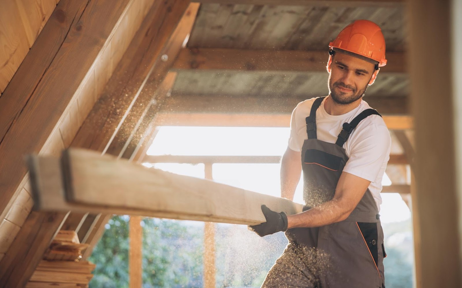 charpentier construit une charpente en bois