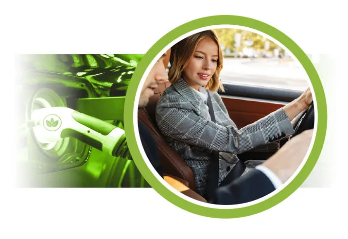 Femme conduisant une voiture électrique verte avec confiance
