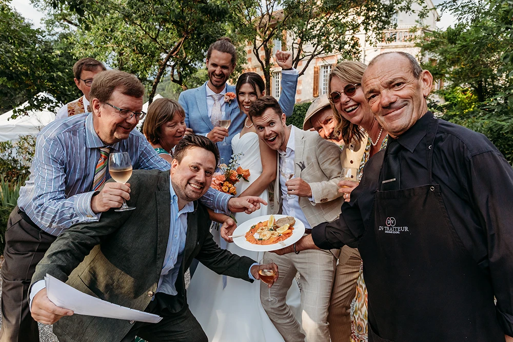 Mariés invités et serveur DV Taiteur pendant le vin d'honneur