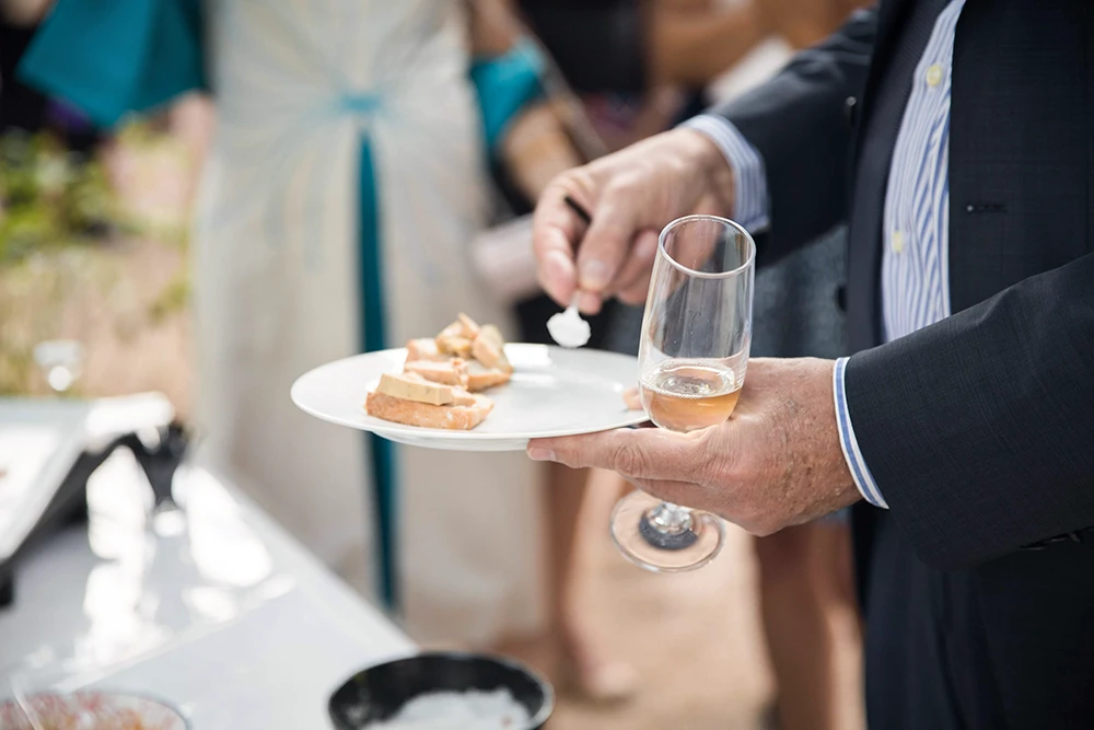 Invité qui se sert pendant un cocktail dinatoire, DV Traiteur, traiteur haut de gamme en Provence