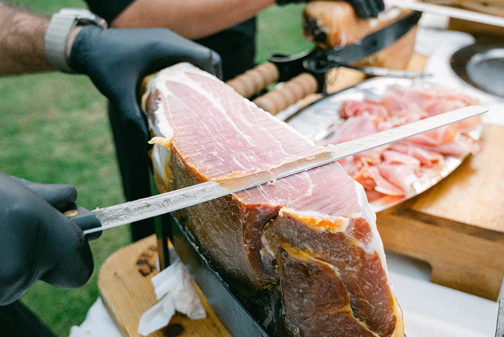 Découpe d'un jambon sec, animation haut de gamme et prestige DV Traiteur