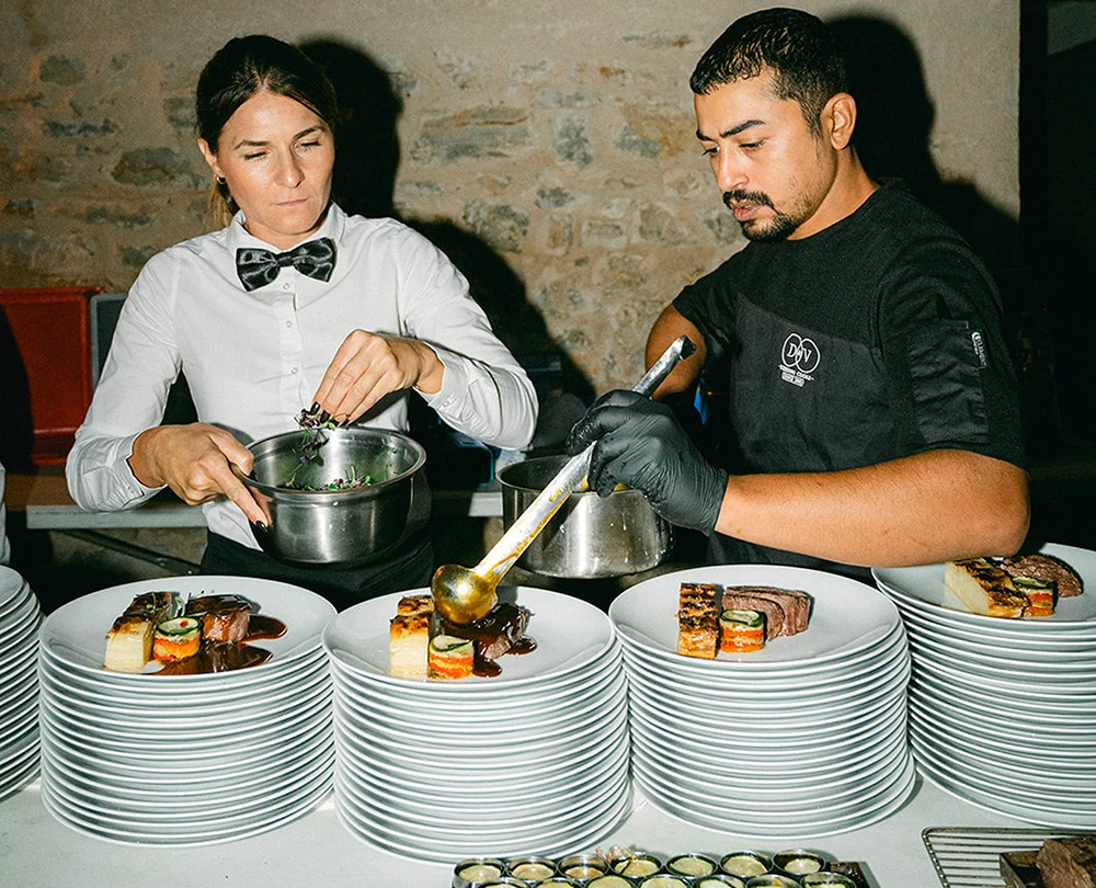 Équipe DCV Triteur en train de dresses les assiettes des invités dans le cadre d'une animation culinaire haut de gamme en Provence Alpes Côte d'Azur