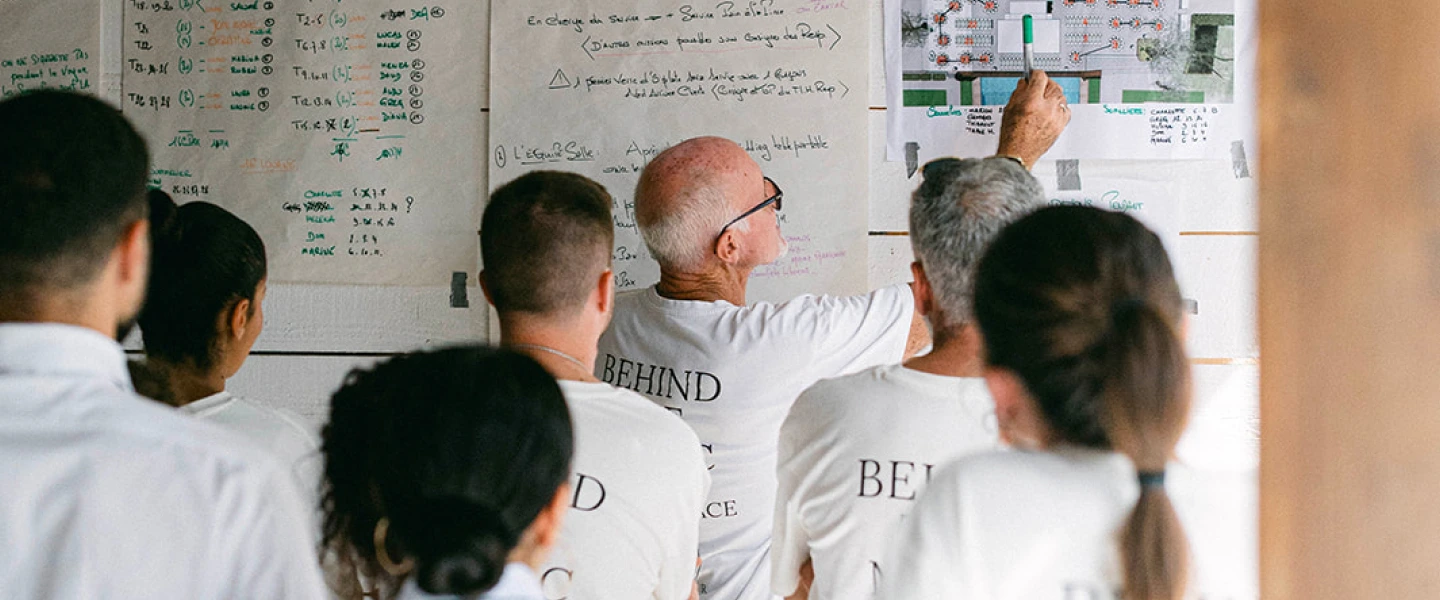 Équipe DV Traiteur, préparant le service d'un mariage haut de gamme à laBastide du Roy