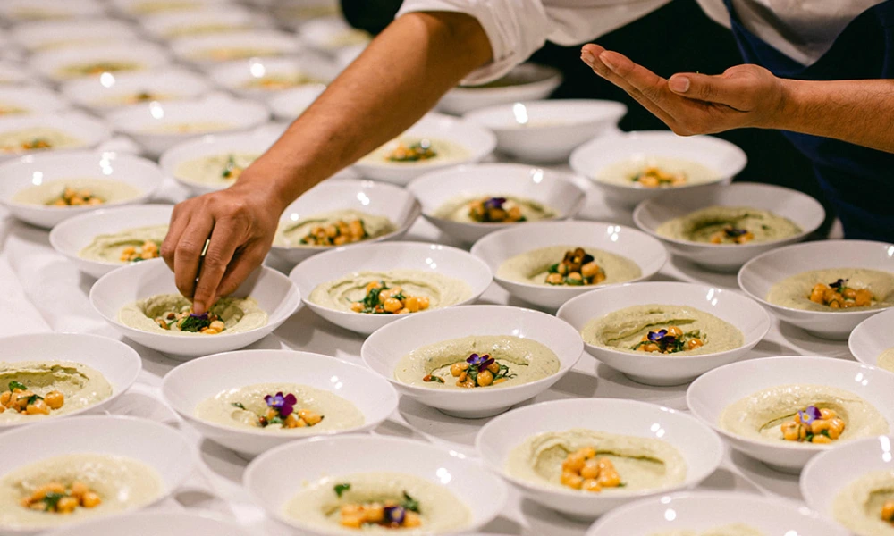 Équipe DV Traiteur, préparation des plats à la minute mariage à la Bastide du Roy