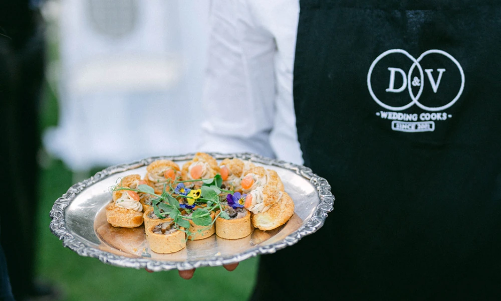 Petits fours, service au plateau durant un mariage signé DV Traiteur