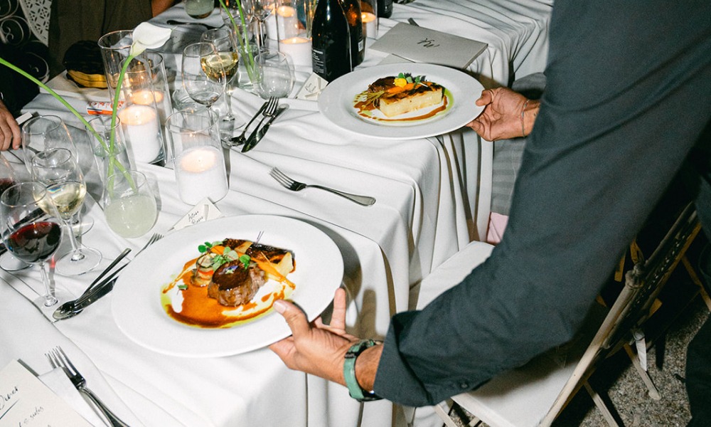 Service simultané et personnalisé des assiettes : gestion discrète du menu mariage allergies par DV Traiteur