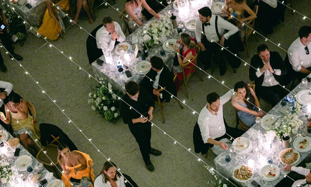 Vue d'ensemble d'une réception mariage gérée par DV Traiteur : coordination du service sur toutes les tables, y compris les menus allergies