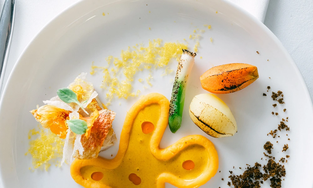 Menu sur-mesure traiteur mariage : assiette gastronomique avec crème de carotte, légumes de saison et tuile croustillante DV Traiteur