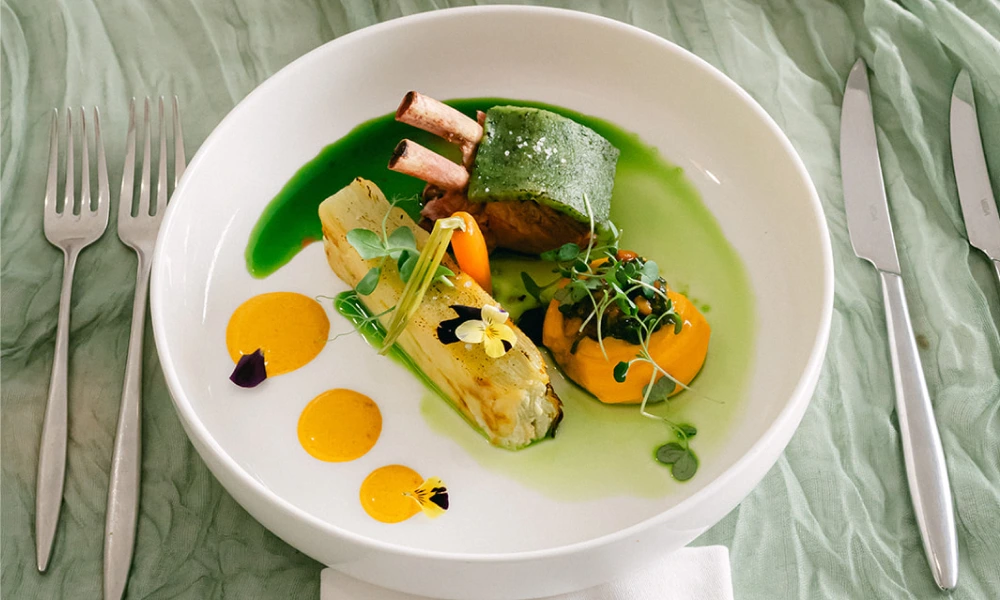 Assiette gastronomique dégustation traiteur mariage : agneau et légumes