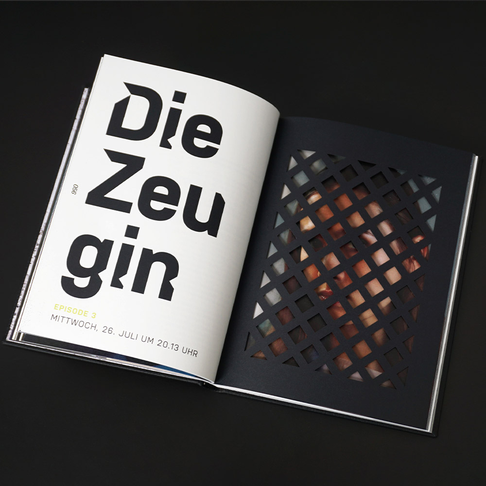 Doppelseite eines Buches mit der Überschrift „Die Zeugin“ und einer gelaserten Trennseite, durch die ein Porträt teilweise sichtbar ist – Gestaltung im Stil eines Beichtgitters.