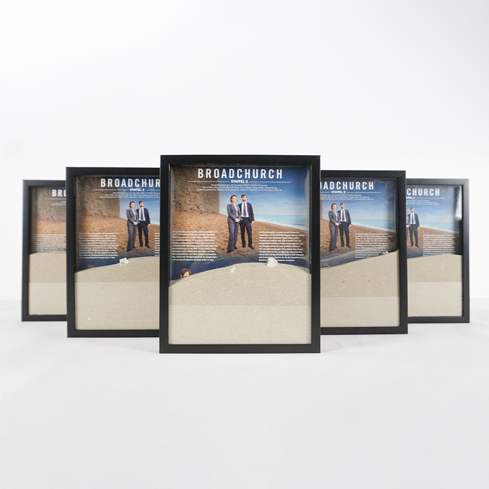 Interaktiver Bilderrahmen mit Sand und Serienmotiv als Fanartikel für Broadchurch-Staffelrelease