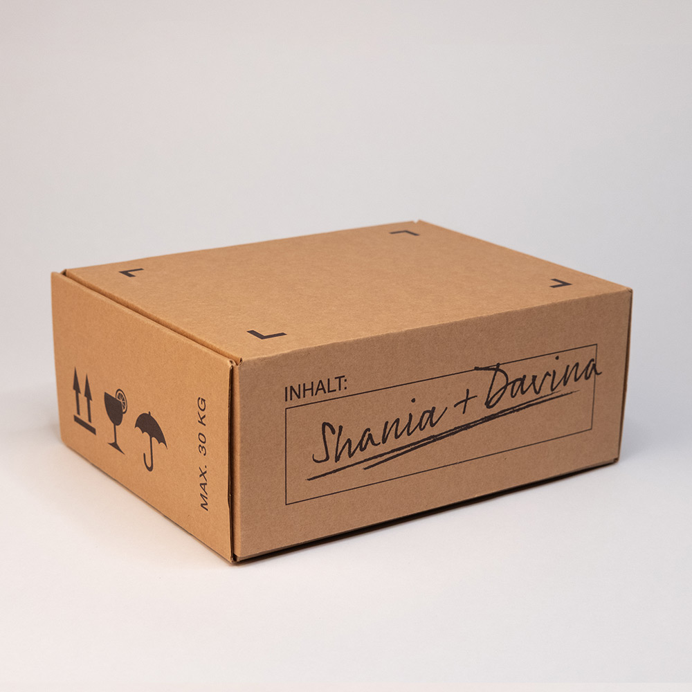 Brauner Umzugskarton für RTL2 Mailing mit Name Shanina + Davina beschriftet. 