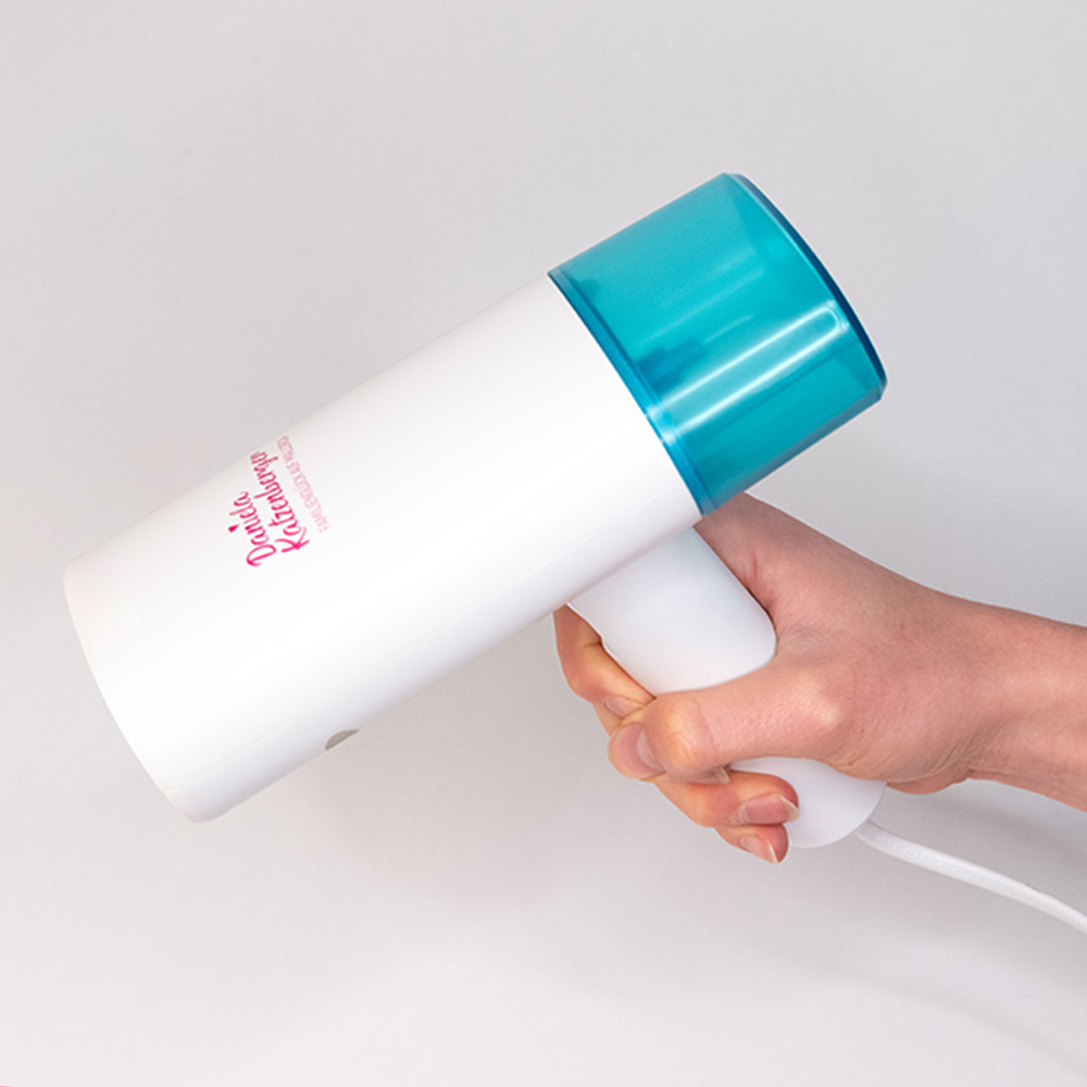 Weiß-blauer Steamer mit Aufdruck „Deine Katzi-Beauty“ – humorvolles RTL-Promotool.

