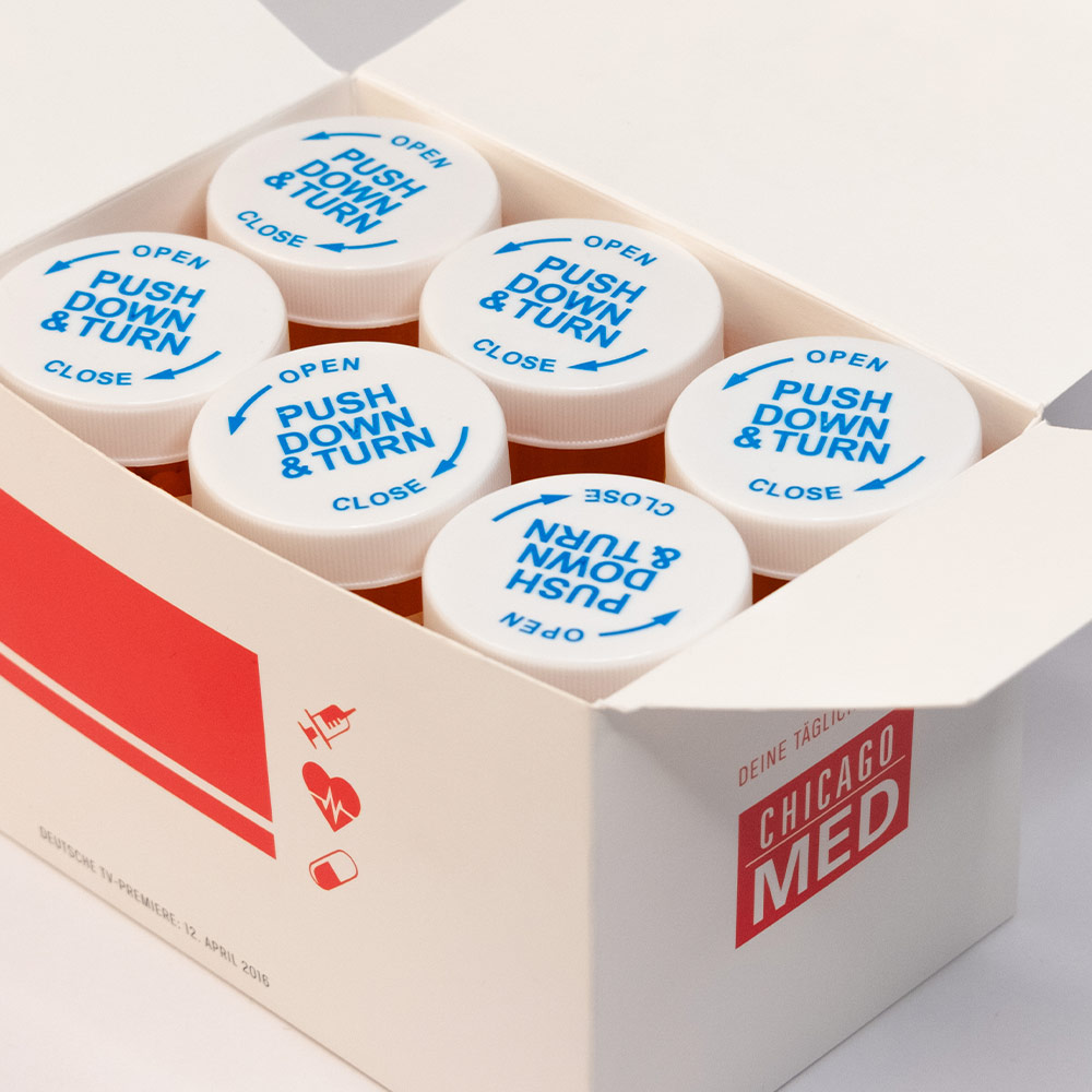 Chicago Med Karton mmit Pillendosen drinnen, Deckel zu sehen "push down and turn" Aufschrift