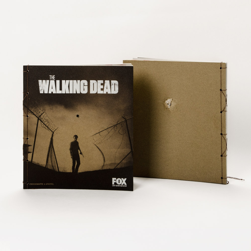 Buch zur 4. Staffel von „The Walking Dead“ mit dystopischem Cover und Bullet Hole-Effekt. DAS Serienbuch mit echtem Durchschuss.