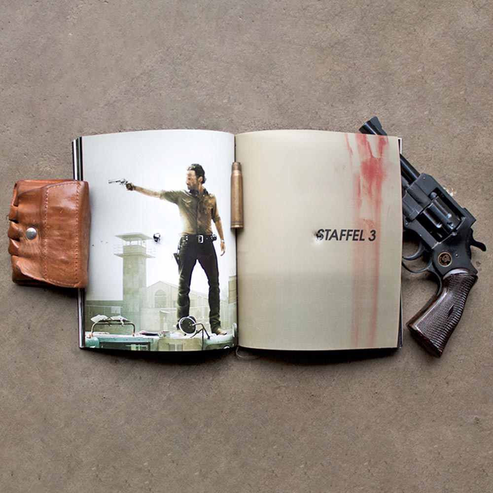 Das Serienbuch, Detailshoot, zur Serie Walking Dead mit Requisiten. 