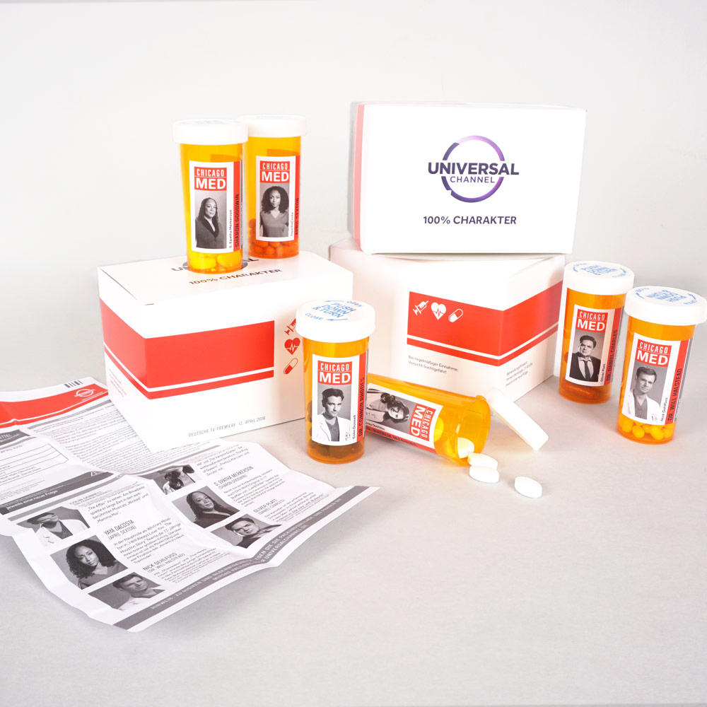 Marketingbox mit individuell gestalteten Pillendosen als Merchandise für die Serie Chicago Med.