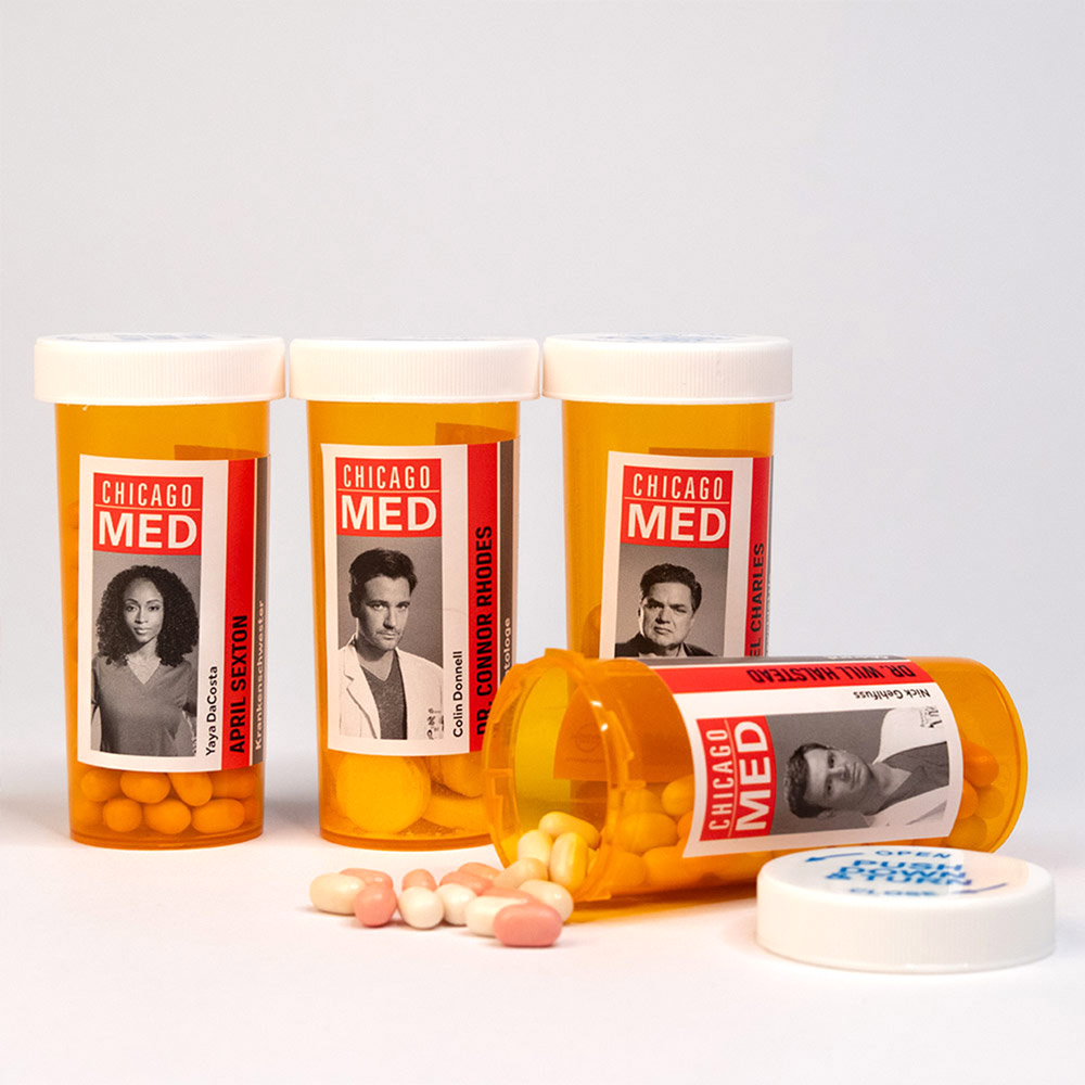 Authentische amerikanische Pillendosen mit Serienlogo und Beipackzettel als kreatives Pressemailing für Chicago Med