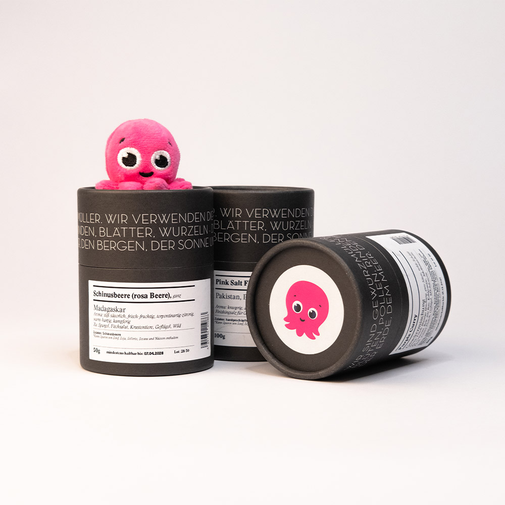 Drei Gewürzverpackungen mit pinkenen Octopus Stoffitier auf einer Verpackung leigend.