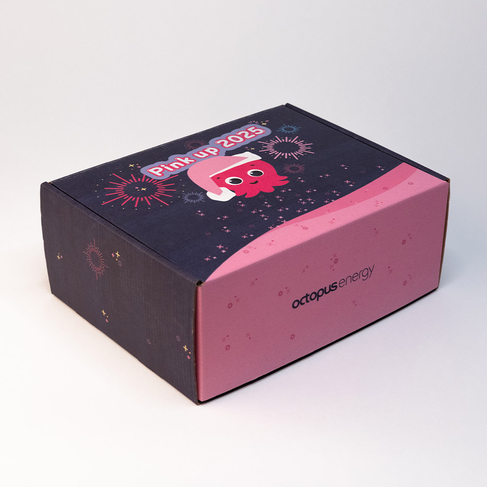 Geschenkbox aus Karton in rosa und dunkelblau. 
 Aufschrift zum neuen Jahr: "Pink up 2025"
