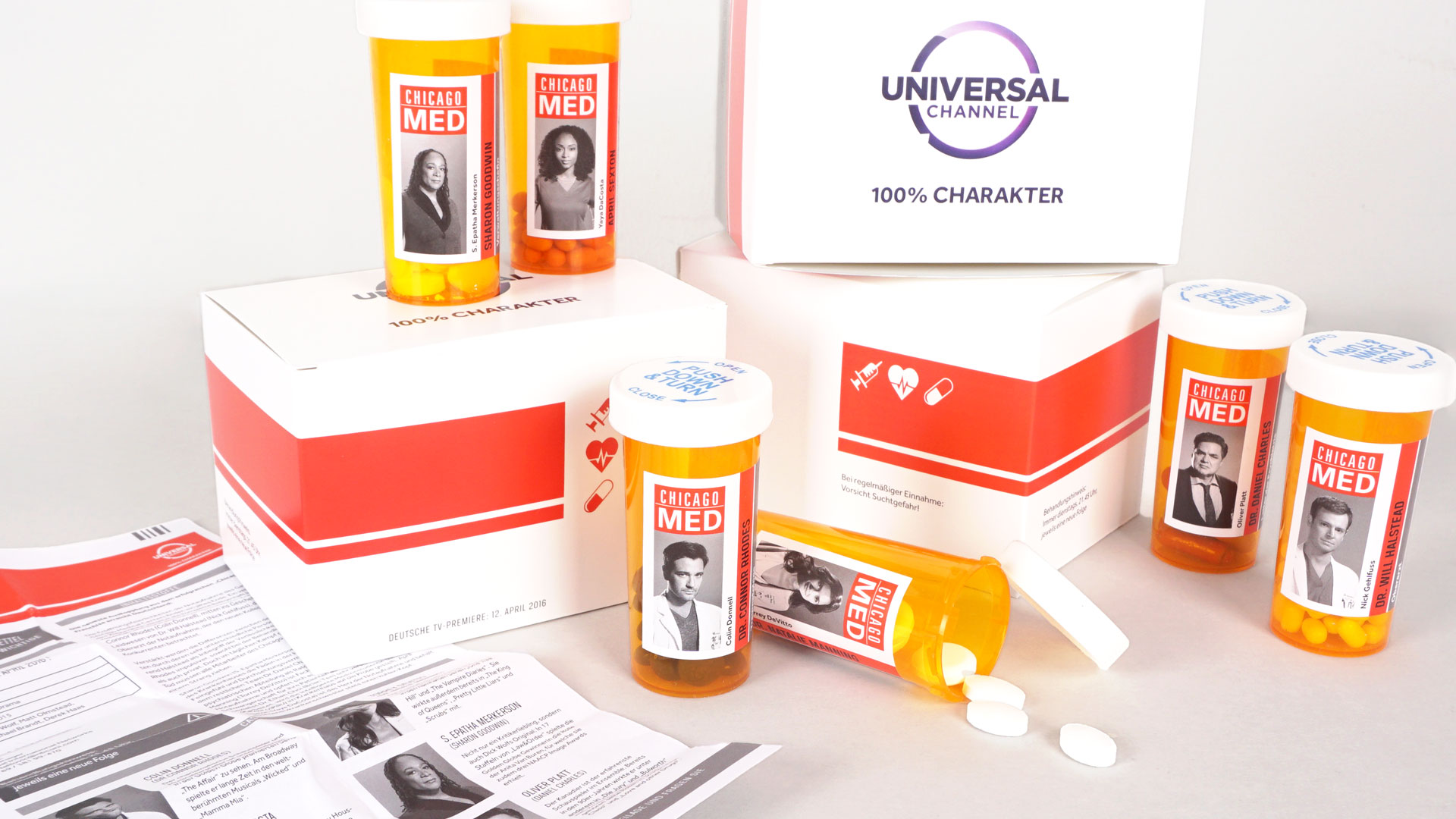 Pressepaket zu „Chicago Med“ mit Medikamentenflaschen und Seriencharakteren als Etiketten.