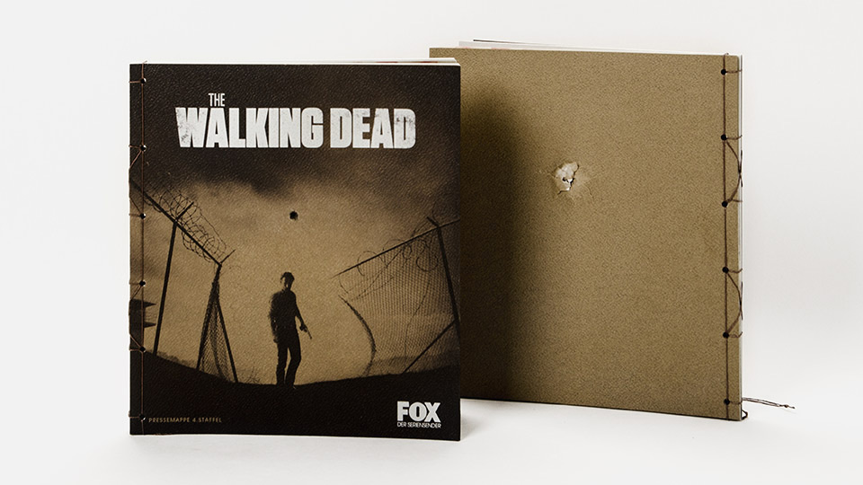 Personal Mailing Buch zur 4. Staffel von „The Walking Dead“ mit dystopischem Cover und Bullet Hole-Effekt.