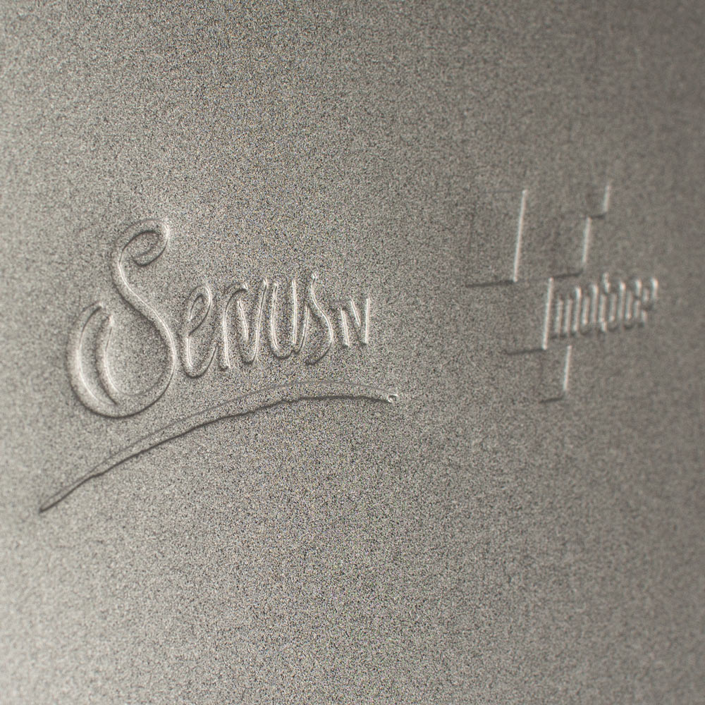 Detailansicht der geprägten Metallbox mit ServusTV- und MotoGP-Logo