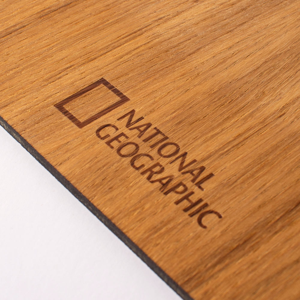 Detailaufnahme vom Holzbrett für die Kochrezepte mit eingeprägtem Logo von National Geographic.