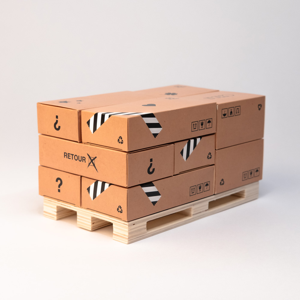 Miniatur-Palette ausgepackt mit Kartons darauf