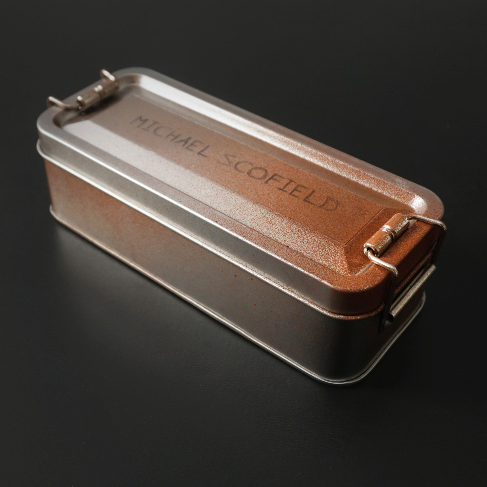 Metallbox mit eingeritzten Namen auf Deckel "Michael Scofield"
