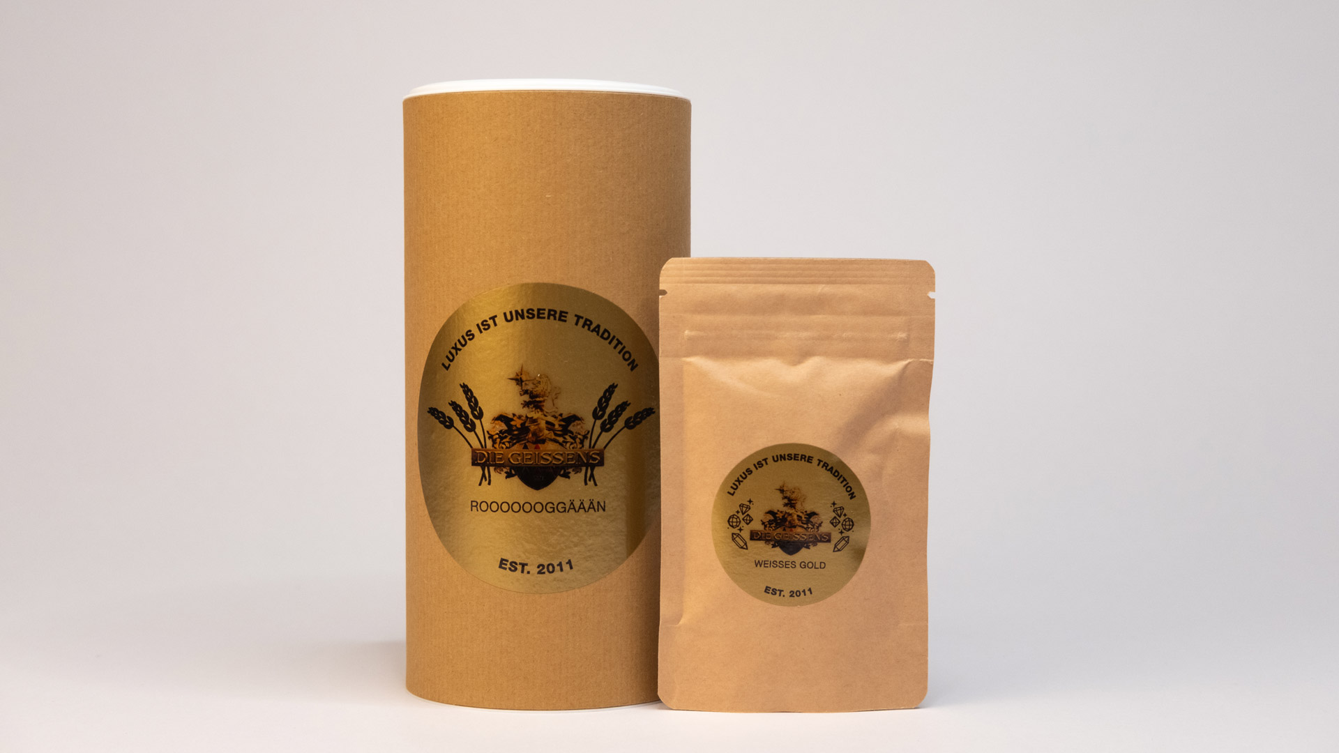 Zylinder- Kaffeverpackung  mit goldenen Aufkleber „Shania & Davina “- „Luxus ist Tradition“.