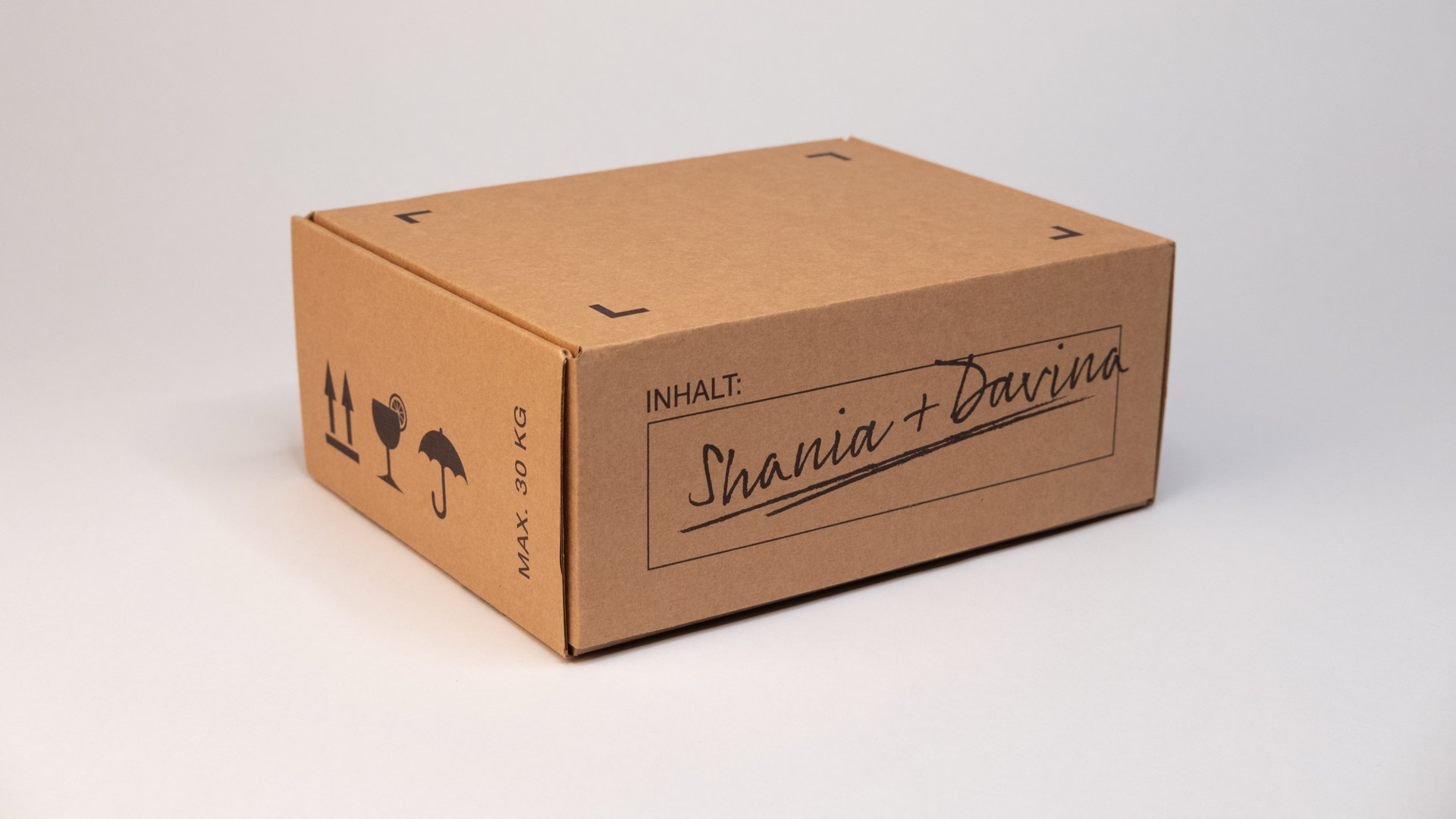 Karton mit Handschrift-Print „Inhalt: Shania + Davina“ – PR-Box für das TV-Duo.