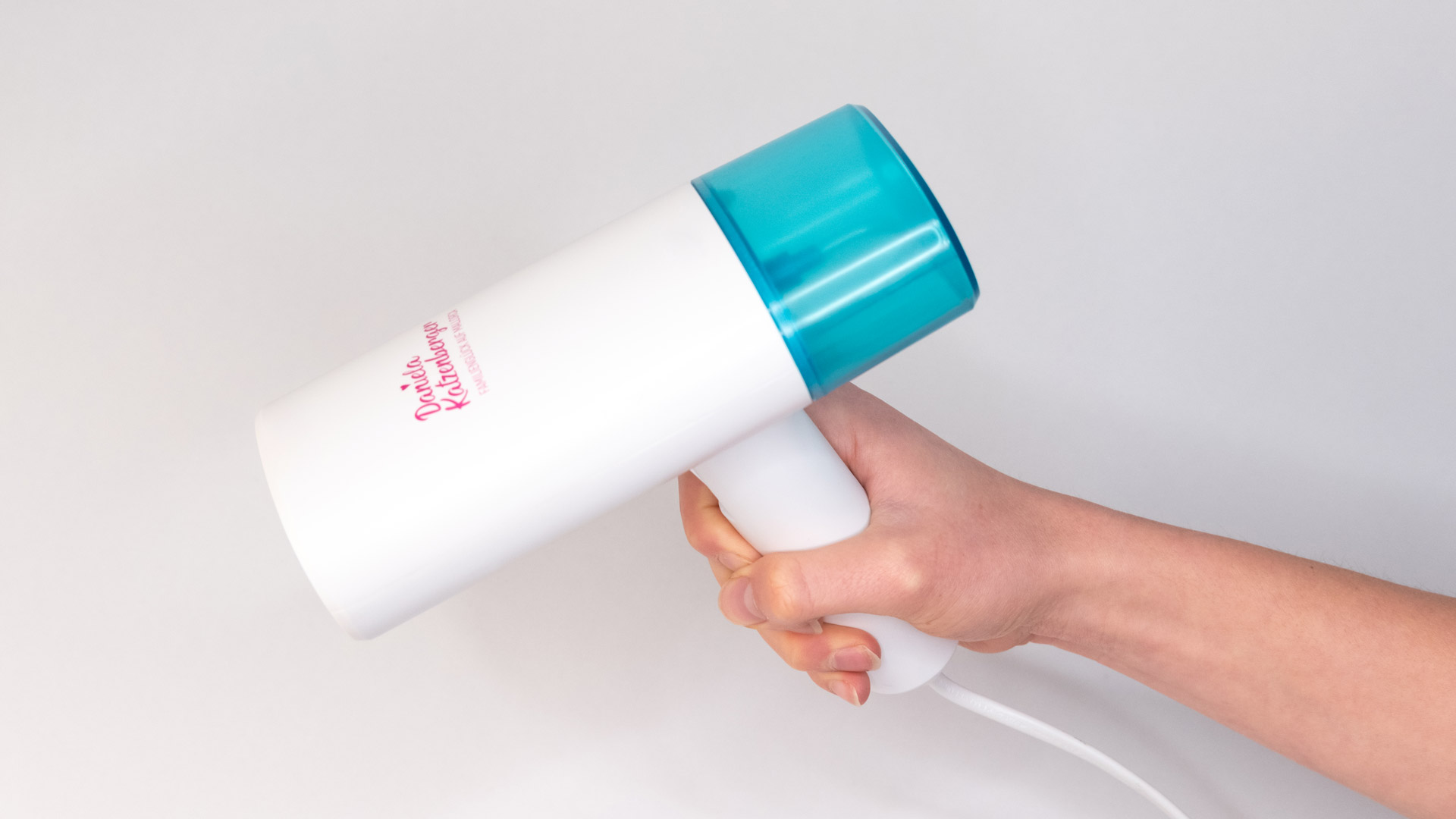 Weiß-blauer Steamer mit Aufdruck „Deine Katzi-Beauty“ – humorvolles RTL-Promotool.
