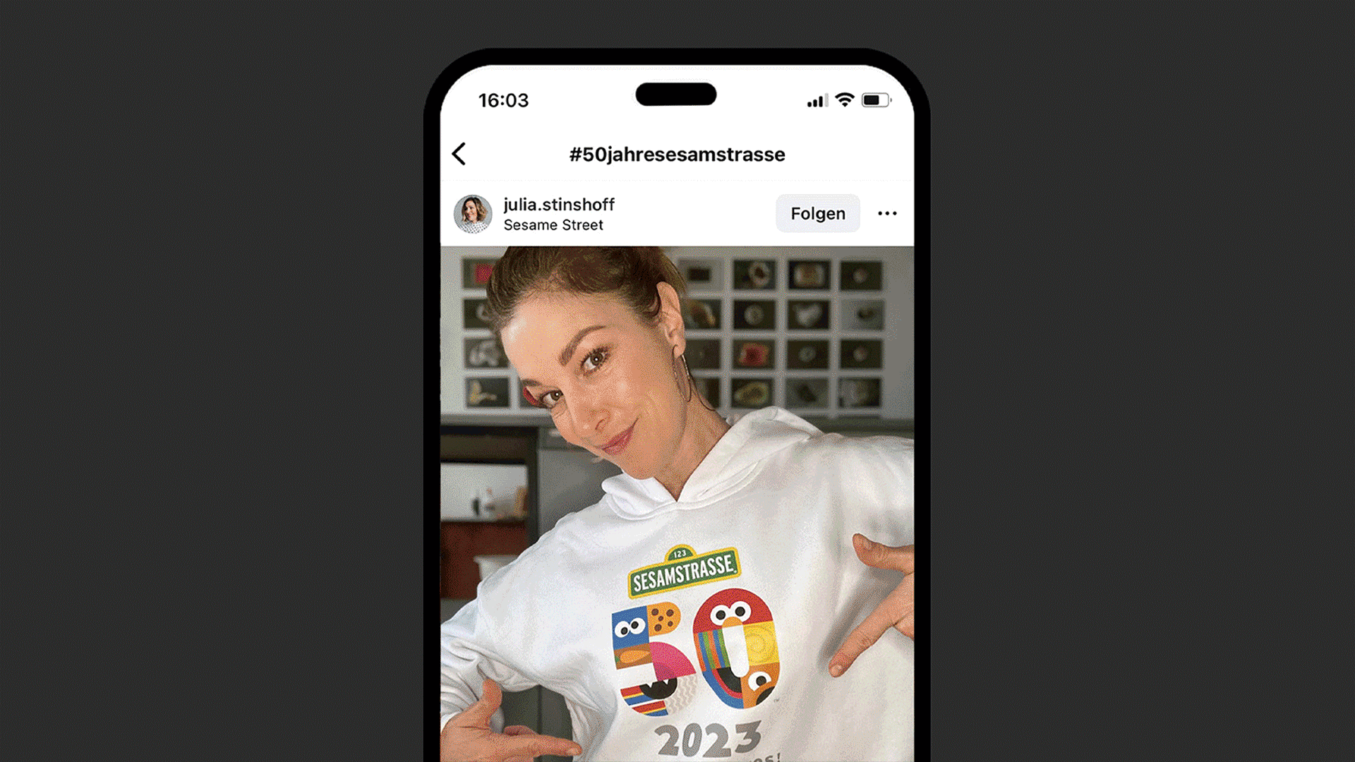 Instagram-Post Gif Abfolge mit Ernie, Bert und Influencer zum 50-jährigen Jubiläum der Sesamstraße.