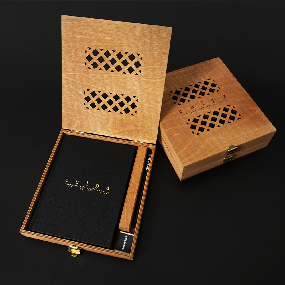 Edles Pressekit zur Serie „Culpa“ in Holzbox mit gelasertem Muster und gebundenem Booklet.