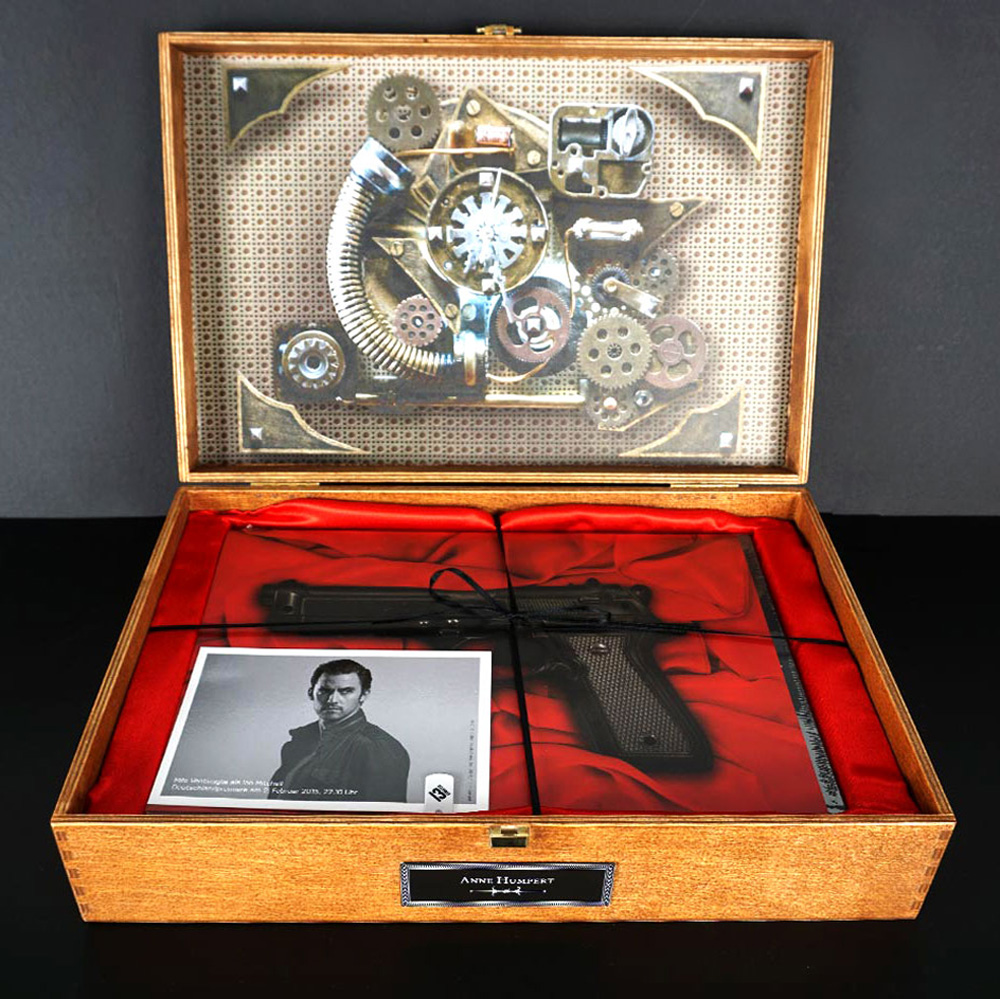 Limitierte Serien-Box zum Launch der Netflix-Serie Chosen mit handgefertigter Waffenreplik und Foto.