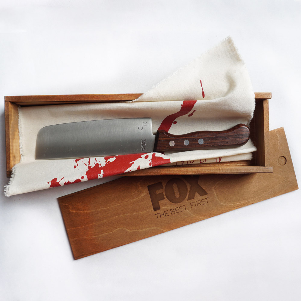 Holzbox mit Fox logo, in der Box liegt ein Messer als Giveaways zum Serienstart. 